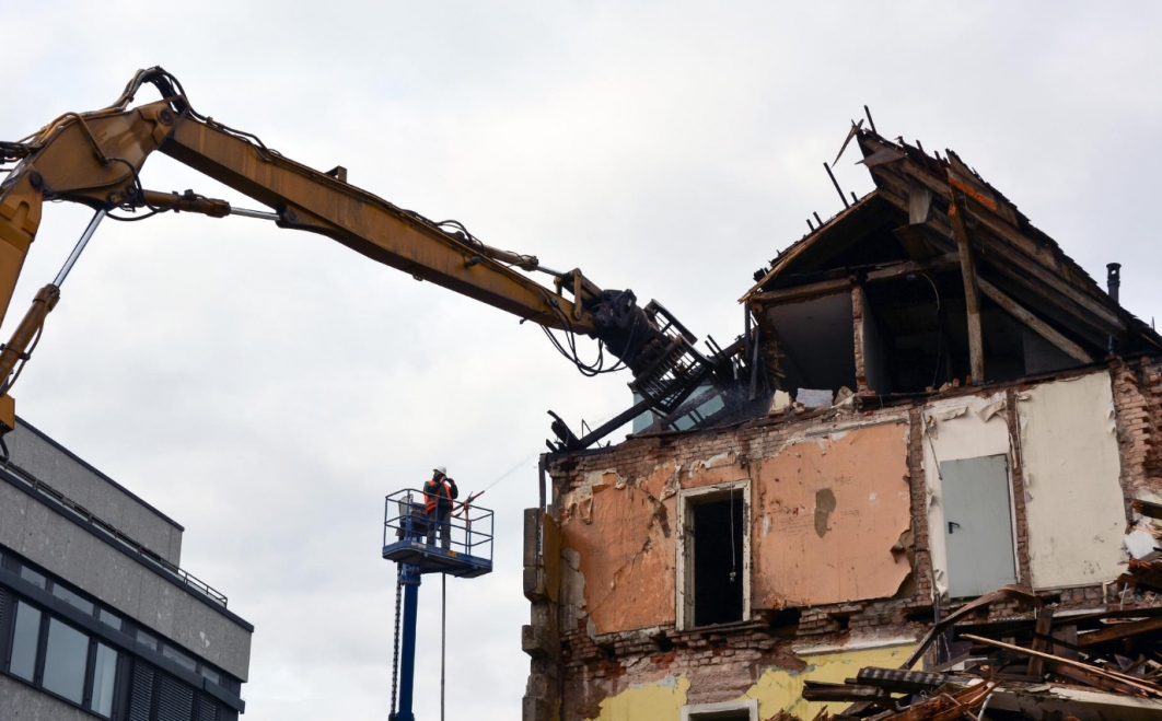 Rozpoczęcie rozbiórki budynku na ulicy Chemików 39 w Bieruniu z myślą o stworzeniu nowoczesnego żłobka miejskiego