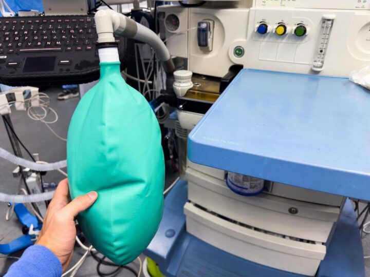 Mundurowi i Sanepid edukują młodzież o zagrożeniach związanych z używkami