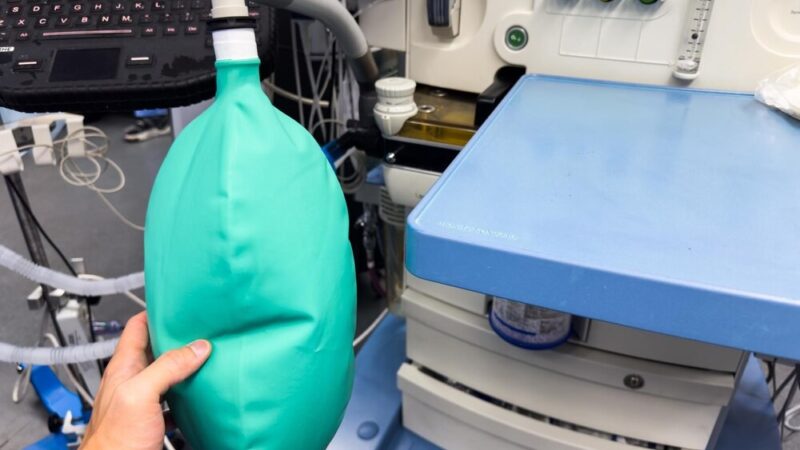 Mundurowi i Sanepid edukują młodzież o zagrożeniach związanych z używkami