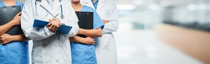 Dzielnicowy edukuje seniorów o przemocy domowej