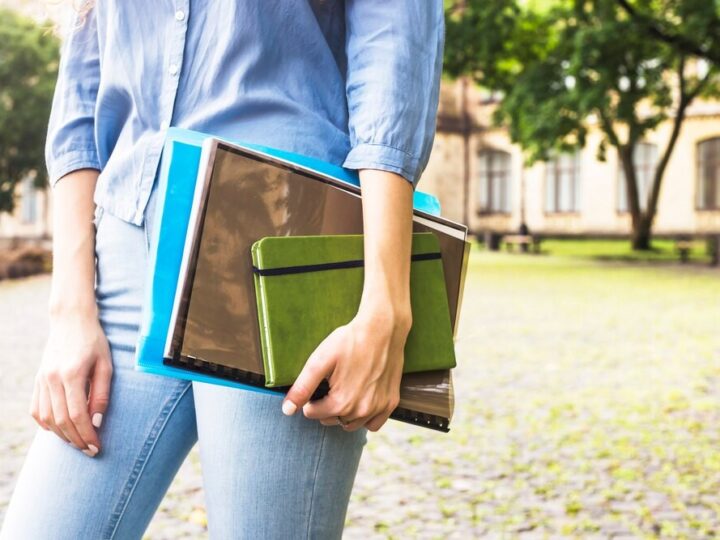 Mundurowi edukują młodzież o odpowiedzialności prawnej w Bieruniu