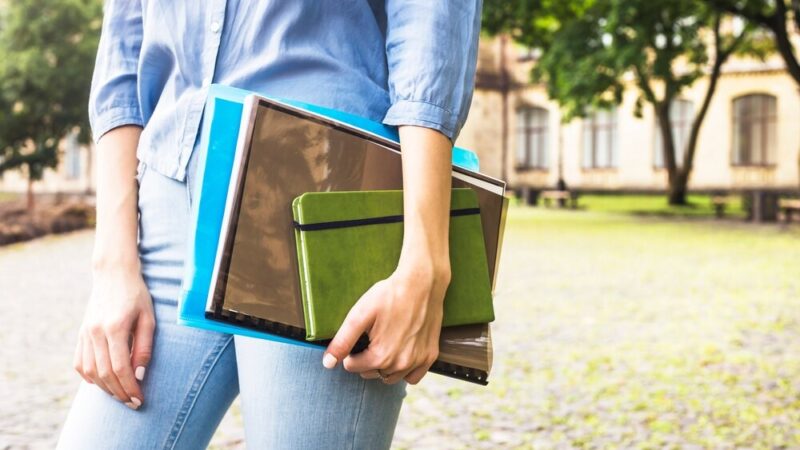 Mundurowi edukują młodzież o odpowiedzialności prawnej w Bieruniu