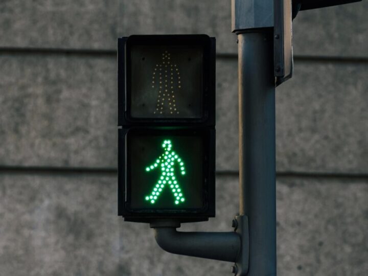 Policjanci edukują seniorów o bezpieczeństwie w Bojszowach