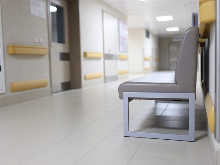 Dzielnicowy edukuje dzieci o bezpieczeństwie podczas zimowych ferii