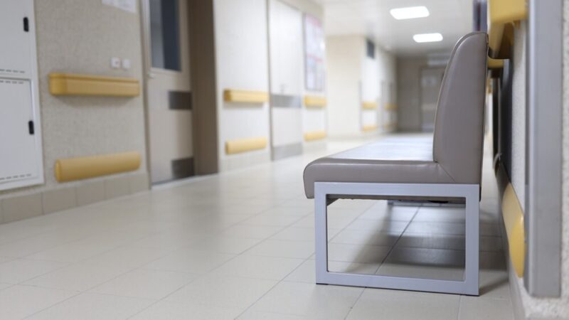 Dzielnicowy edukuje dzieci o bezpieczeństwie podczas zimowych ferii