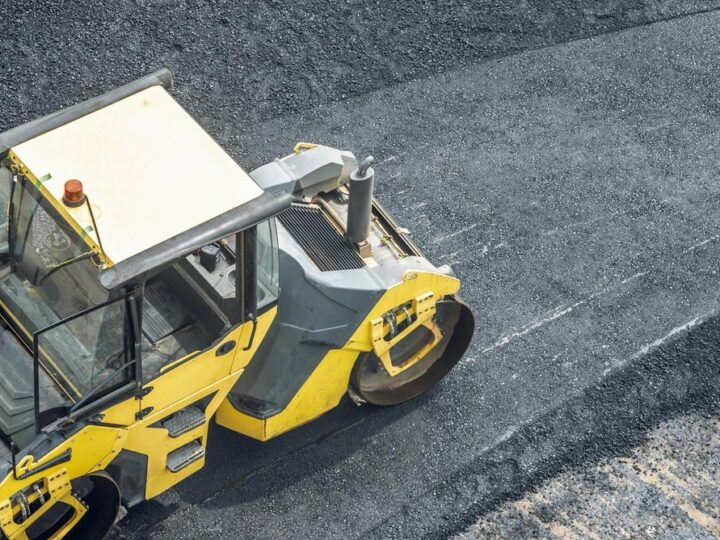 Asfalt na drodze wewnętrznej osiedla Chemików już położony