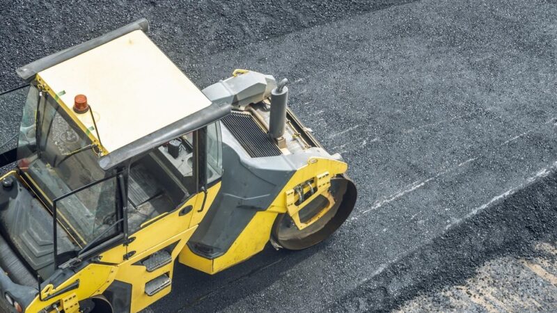 Asfalt na drodze wewnętrznej osiedla Chemików już położony