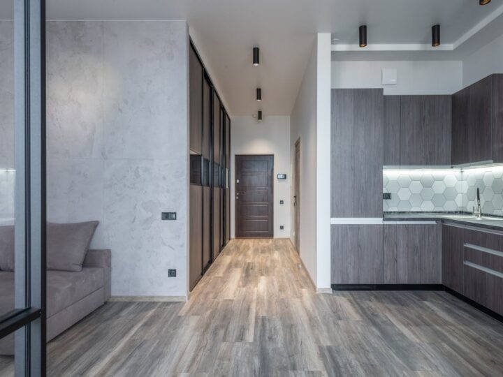 Jakie panele podłogowe wybrać do mieszkania?